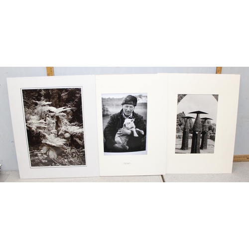 491 - A large qty of black and white photographs and prints of varying subjects