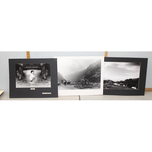 491 - A large qty of black and white photographs and prints of varying subjects