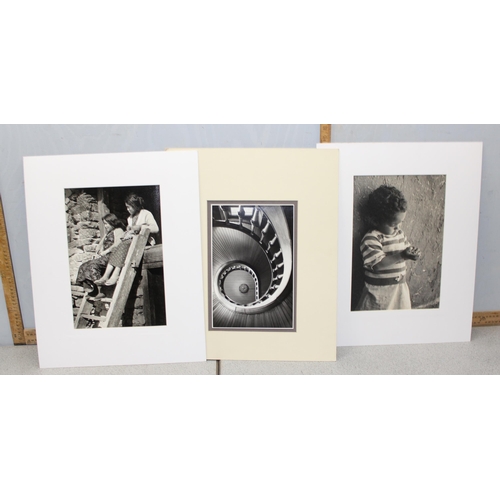 491 - A large qty of black and white photographs and prints of varying subjects