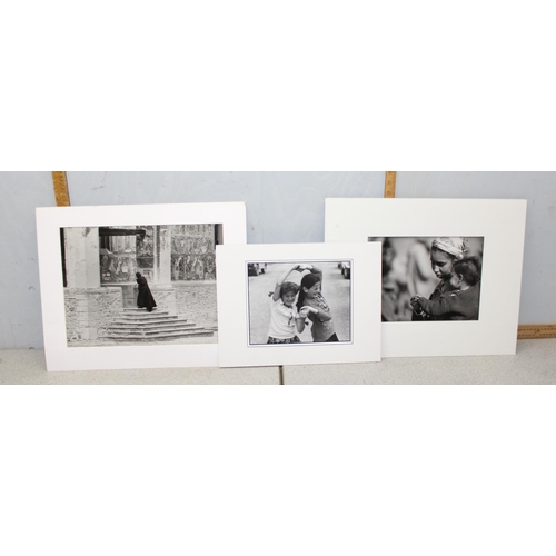 491 - A large qty of black and white photographs and prints of varying subjects