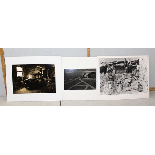 491 - A large qty of black and white photographs and prints of varying subjects