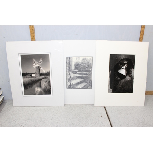 491 - A large qty of black and white photographs and prints of varying subjects