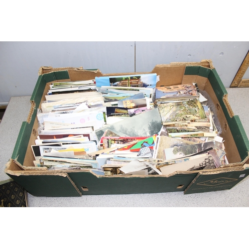 598 - Large qty of vintage postcards to include a mixture of written and unwritten, Some in albums