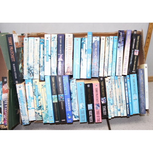 628 - Terry Pratchett, a large qty of assorted vintage and later paperback books