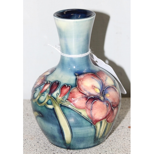 1682 - A vintage Moorcroft Lily pattern vase, approx 12cm tall