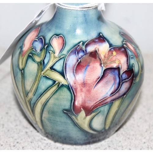 1682 - A vintage Moorcroft Lily pattern vase, approx 12cm tall