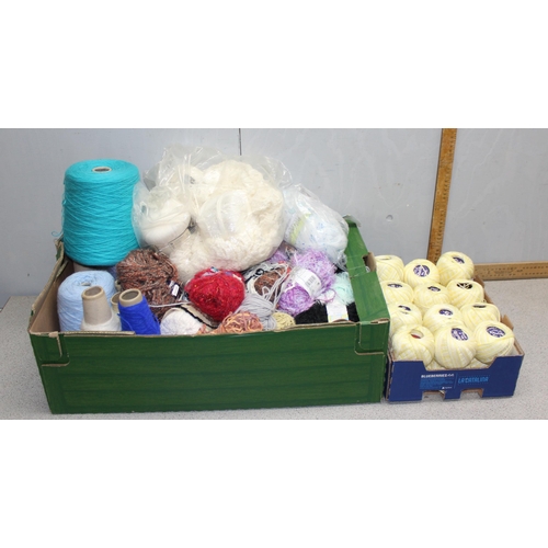 220 - Large qty of various types and colours of knitting wool