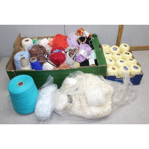 220 - Large qty of various types and colours of knitting wool