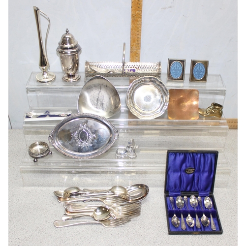 1049 - Qty of assorted small silver plated items and other antique and later metalware