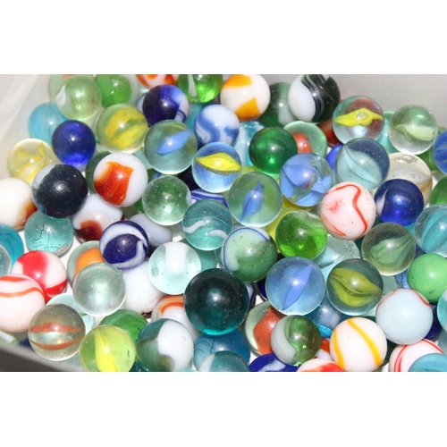 1533 - Large qty of assorted vintage glass marbles etc