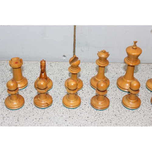 1534 - A vintage wooden Jaques style Staunton pattern chess set in wooden box, the king approx 8cm tall