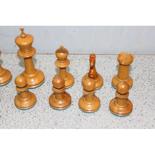 1534 - A vintage wooden Jaques style Staunton pattern chess set in wooden box, the king approx 8cm tall