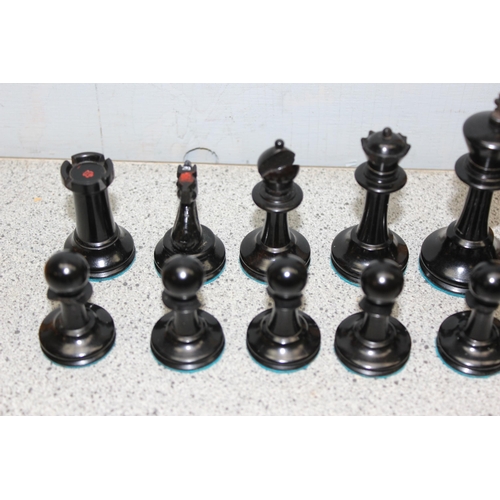 1534 - A vintage wooden Jaques style Staunton pattern chess set in wooden box, the king approx 8cm tall