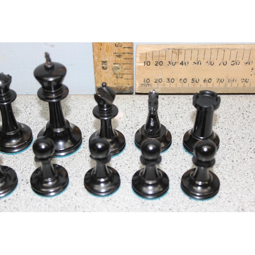 1534 - A vintage wooden Jaques style Staunton pattern chess set in wooden box, the king approx 8cm tall