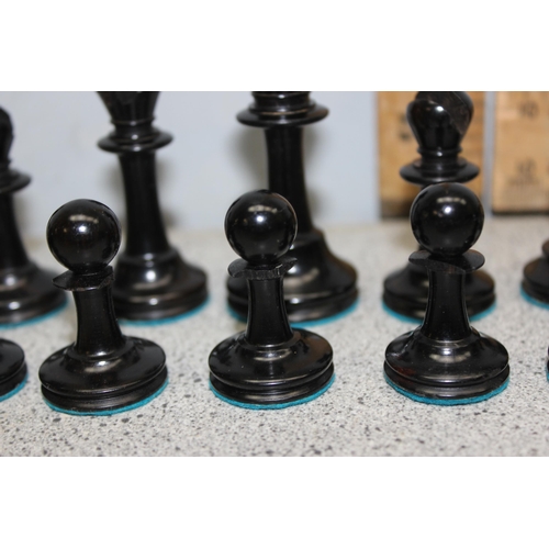 1534 - A vintage wooden Jaques style Staunton pattern chess set in wooden box, the king approx 8cm tall