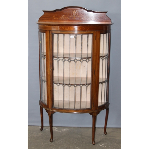 111 - An Edwardian Sheraton Revival bow fronted display cabinet with leaded glass panels, approx 100cm wid... 