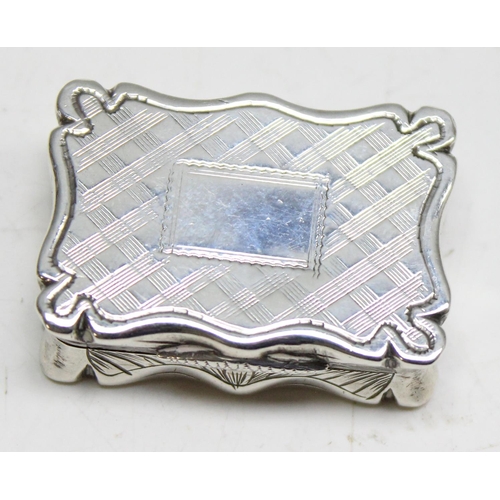 1055 - An antique silver vinaigrette, Birmingham 1844 by Edward Smith, approx 30mm wide