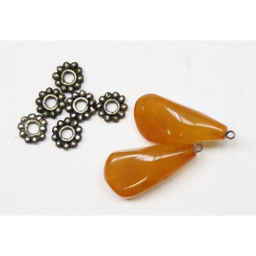 1175 - Qty of assorted loose beads, amber coloured but believed to be amber with 6 decorative silver spacer... 