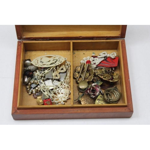 1199I - Vintage suitcase containing a large qty of assorted costume jewellery and other odds