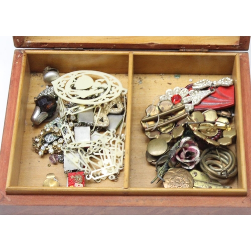 1199I - Vintage suitcase containing a large qty of assorted costume jewellery and other odds