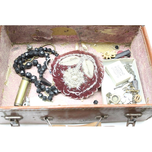 1199I - Vintage suitcase containing a large qty of assorted costume jewellery and other odds