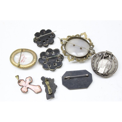 1199K - Qty of assorted antique and later brooches to inc a Limoges enamel cross signed C. Faure, an Egyptia... 