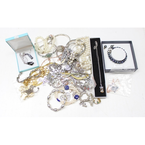 1199L - A large qty of assorted costume jewellery, approx 880g gross