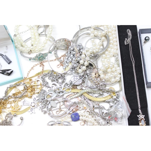 1199L - A large qty of assorted costume jewellery, approx 880g gross