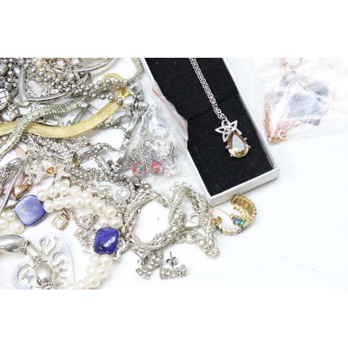 1199L - A large qty of assorted costume jewellery, approx 880g gross