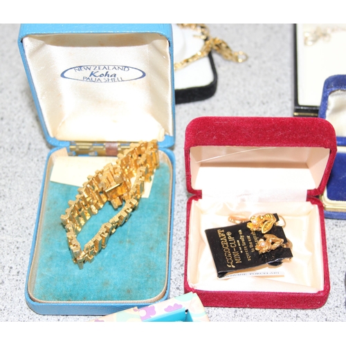 1199H - Qty of boxed vintage costume jewellery, mainly necklaces & bracelets