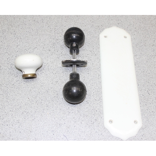 913 - Box of Victorian ceramic door knobs, finger plates and some Bakelite knobs