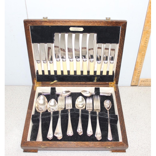 1067 - A vintage early 20th century silver plated canteen of cutlery in wooden box