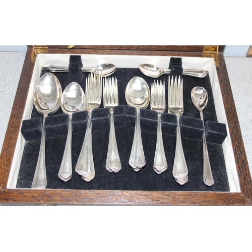 1067 - A vintage early 20th century silver plated canteen of cutlery in wooden box