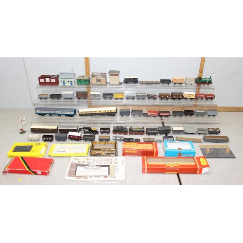 1550 - A large qty of assorted OO gauge model train items to inc 3 locomotives, mainly rolling stock