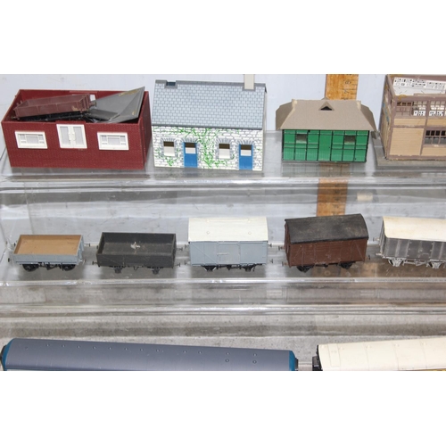 1550 - A large qty of assorted OO gauge model train items to inc 3 locomotives, mainly rolling stock