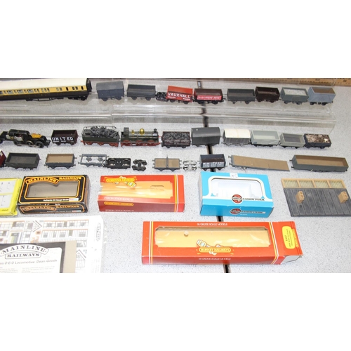 1550 - A large qty of assorted OO gauge model train items to inc 3 locomotives, mainly rolling stock