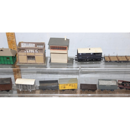 1550 - A large qty of assorted OO gauge model train items to inc 3 locomotives, mainly rolling stock