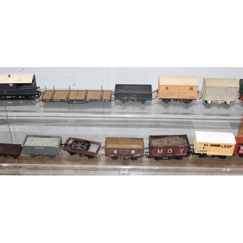 1550 - A large qty of assorted OO gauge model train items to inc 3 locomotives, mainly rolling stock