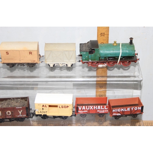 1550 - A large qty of assorted OO gauge model train items to inc 3 locomotives, mainly rolling stock