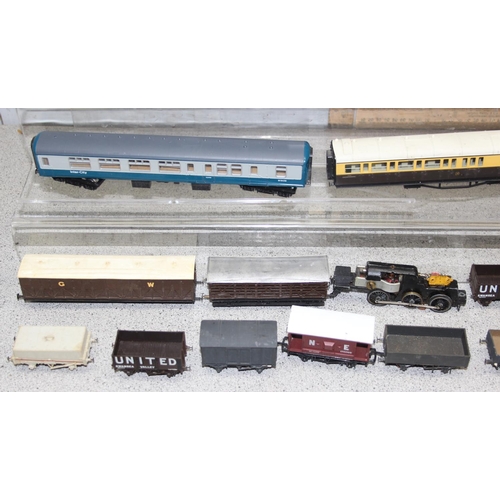 1550 - A large qty of assorted OO gauge model train items to inc 3 locomotives, mainly rolling stock