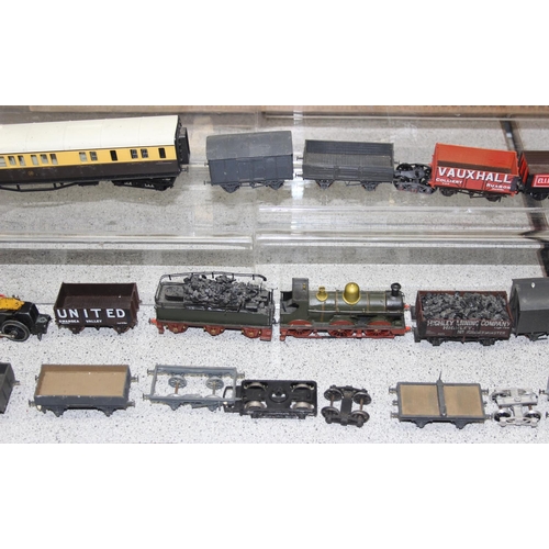 1550 - A large qty of assorted OO gauge model train items to inc 3 locomotives, mainly rolling stock