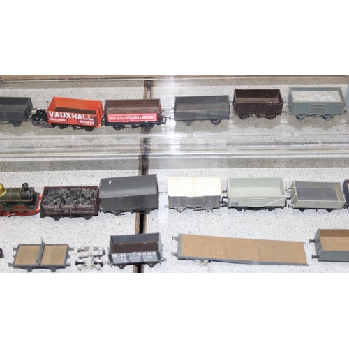 1550 - A large qty of assorted OO gauge model train items to inc 3 locomotives, mainly rolling stock