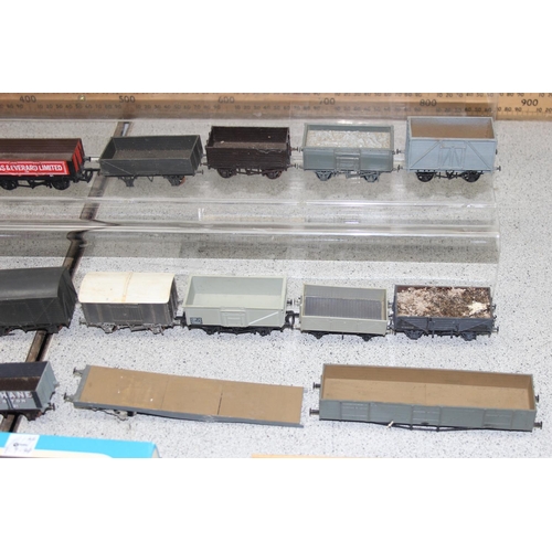 1550 - A large qty of assorted OO gauge model train items to inc 3 locomotives, mainly rolling stock