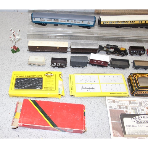 1550 - A large qty of assorted OO gauge model train items to inc 3 locomotives, mainly rolling stock