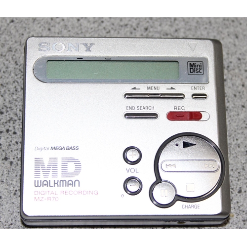 880 - Sony Minidisc Walkman MZ-R70 and a  Sony ECM-MS907 recording microphone