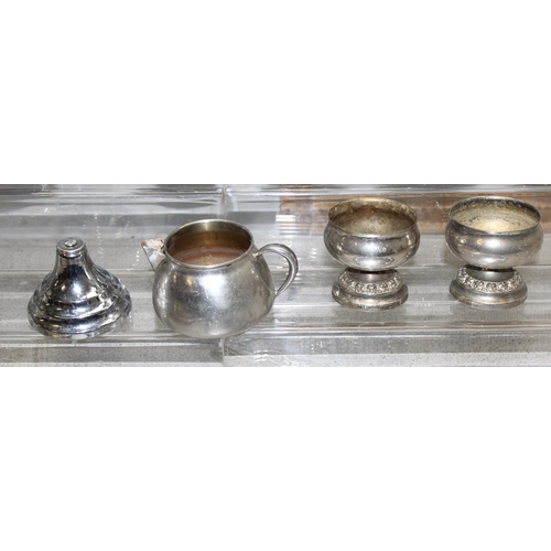 1072 - Qty of silver plated items