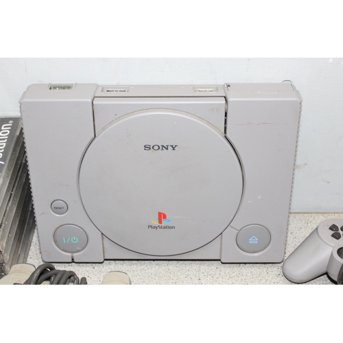 1553 - Sony Playstation 1 and various games and controllers