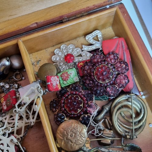 1199I - Vintage suitcase containing a large qty of assorted costume jewellery and other odds