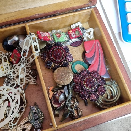 1199I - Vintage suitcase containing a large qty of assorted costume jewellery and other odds