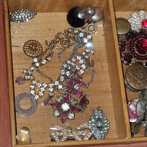 1199I - Vintage suitcase containing a large qty of assorted costume jewellery and other odds